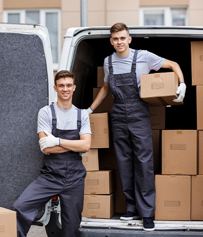 Déménageurs portant des meubles